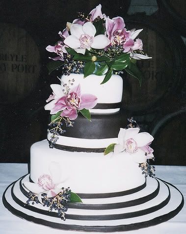 Beauty Orchids Wedding Cake with fresh orchid very yumm