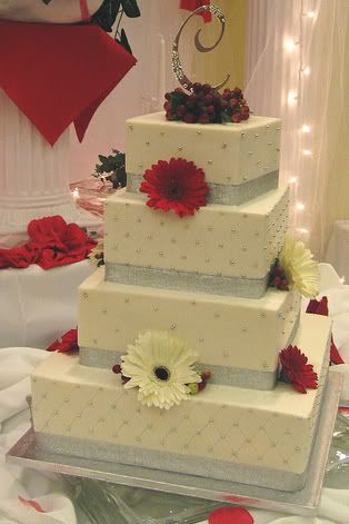 Summer themed wedding cakes can be accented with bows and white daisies