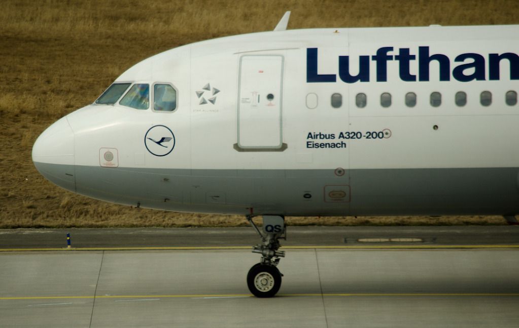 Lufthansa_A320-200CFM_D-AIQS_EDDC_20120304_002.jpg