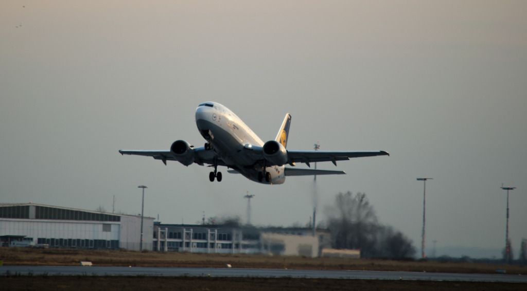 Lufthansa_B735_D-ABIY_EDDC_20120304_001.jpg