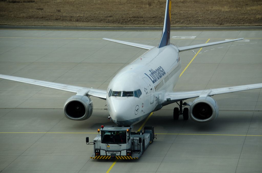 Lufthansa_B737-500_D-ABIK_EDDC_20120304_004.jpg